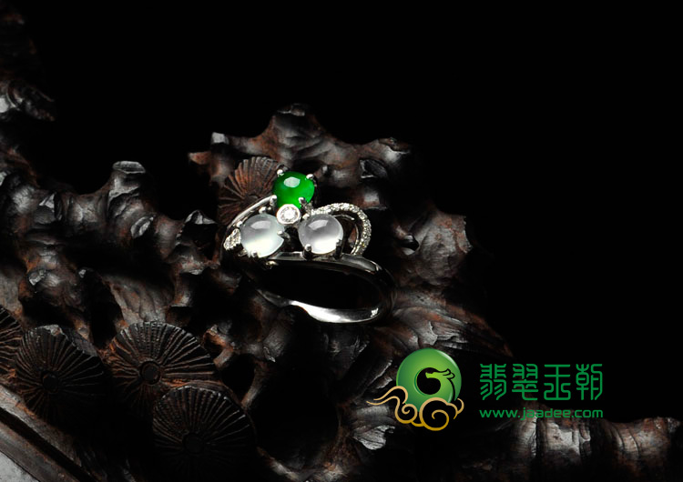 玻璃种阳绿缅甸翡翠镶白金三角形戒指（真钻）