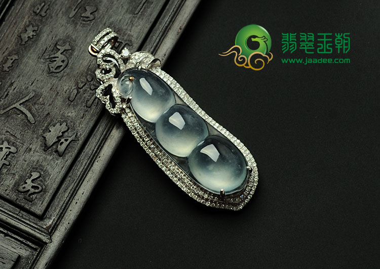 玻璃种缅甸翡翠镶白金四季豆胸坠