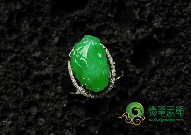 冰种翠色满绿缅甸翡翠镶白金貔貅戒指