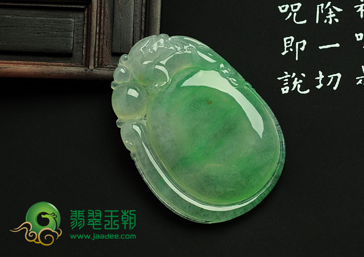 冰种翠色缅甸翡翠福在眼前挂件