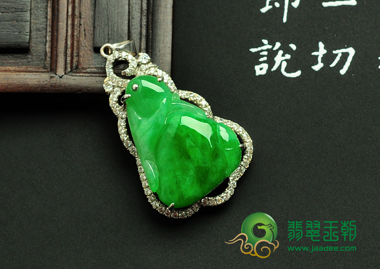 糯冰种阳绿缅甸翡翠镶白金寿桃胸坠（奥钻）