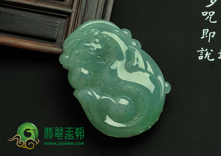 冰种晴水珠缅甸翡翠龙戏珠挂件