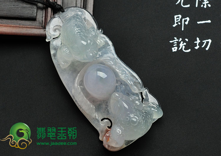 冰种淡晴水略带红翡缅甸翡翠金蟾戏珠挂件