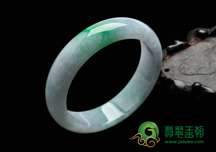 糯冰种春带彩缅甸翡翠手镯（55.8mm）