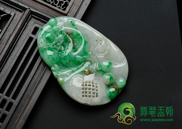 糯冰种飘翠略带黄翡缅甸翡翠龙行如意挂件