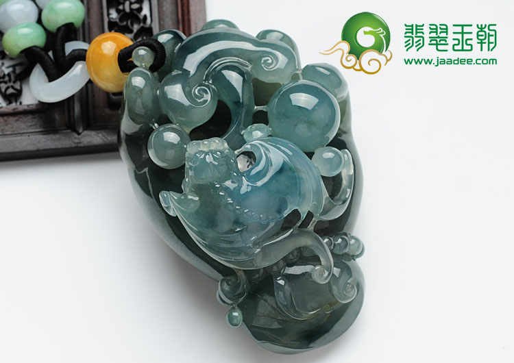 糯冰种蓝水飘花缅甸翡翠招财聚宝手玩件