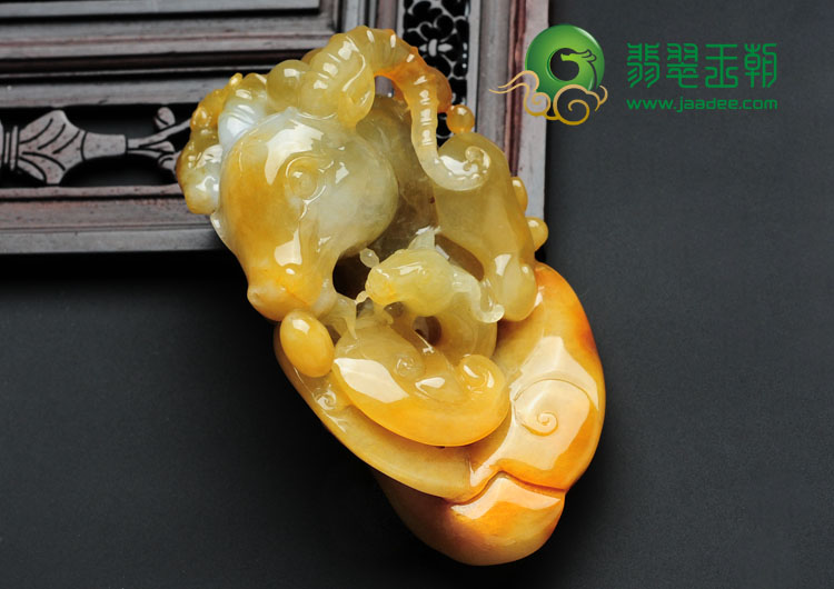 糯冰种黄翡缅甸翡翠三羊开泰手玩件
