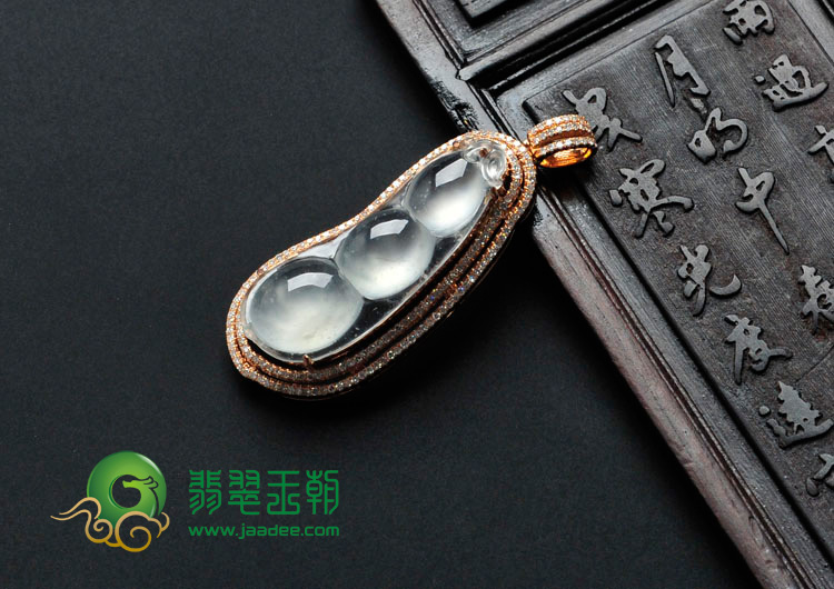 玻璃种缅甸翡翠镶玫瑰金四季豆胸坠（真钻）
