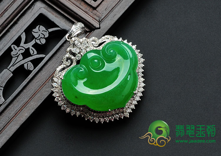 冰种阳绿满绿缅甸翡翠镶白金如意胸坠（真钻）