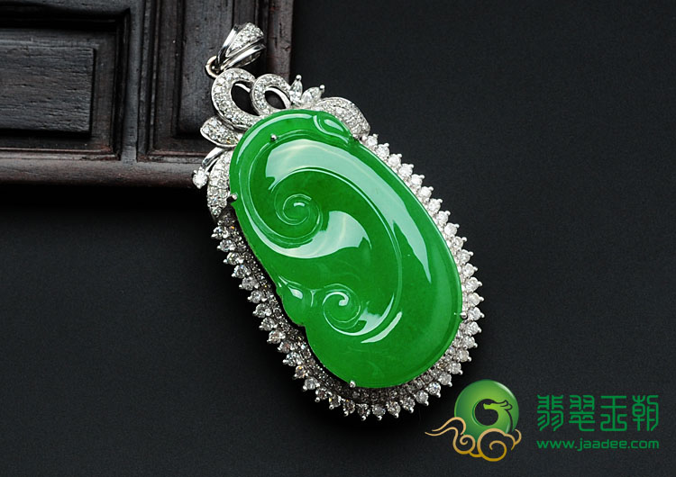 冰种阳绿满绿缅甸翡翠镶白金如意胸坠（真钻）
