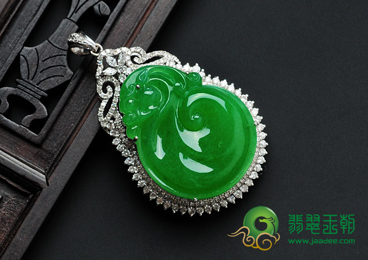 冰种阳绿满绿缅甸翡翠镶白金如意胸坠（真钻）