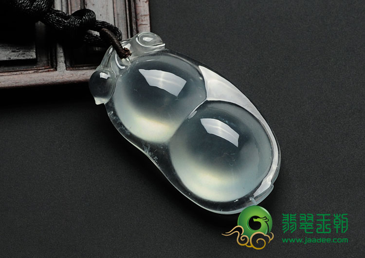 玻璃种强荧光缅甸翡翠四季豆挂件