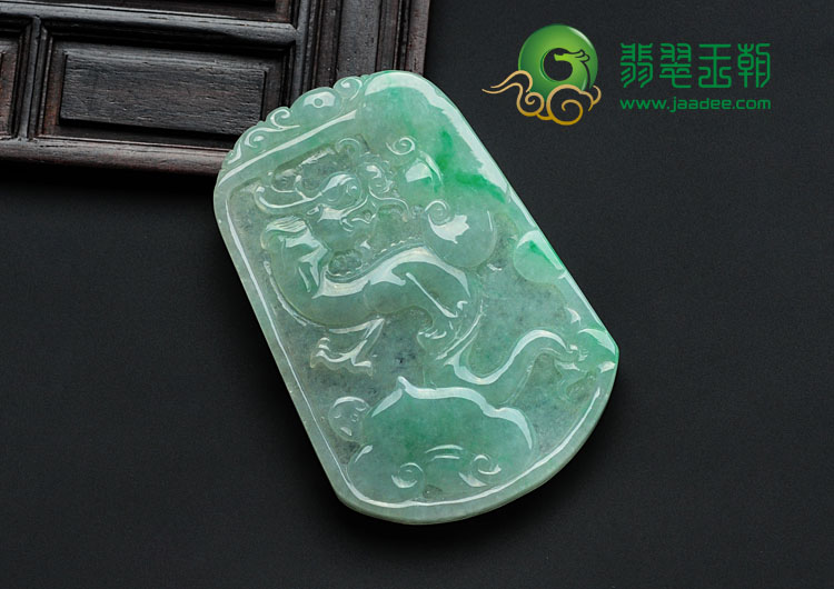 糯冰种飘翠缅甸翡翠龙牌挂件