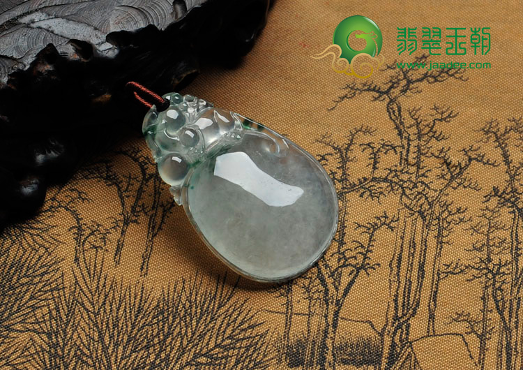 冰玻种飘花缅甸翡翠龙抱珠挂件