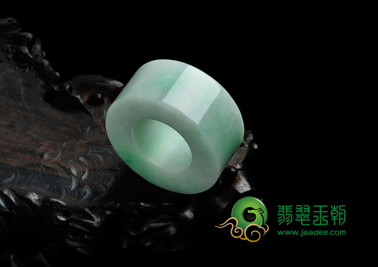 细糯种豆色缅甸翡翠路路通挂件