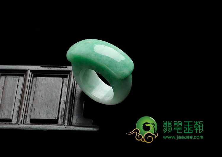 细糯种豆色缅甸翡翠马鞍指环