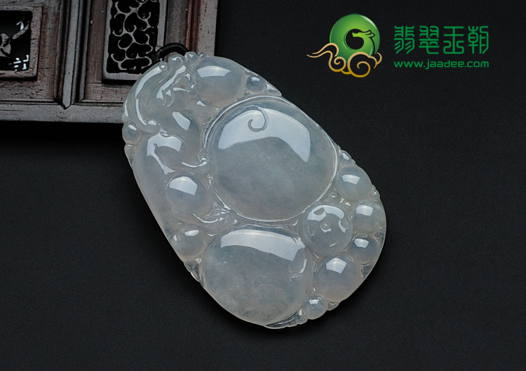 冰种淡晴水缅甸翡翠古龙戏珠挂件