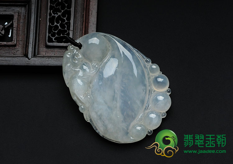 冰种淡晴水缅甸翡翠古龙戏珠挂件
