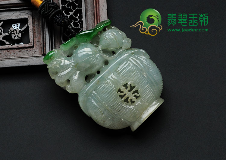 糯冰种晴水阳绿缅甸翡翠花篮挂件