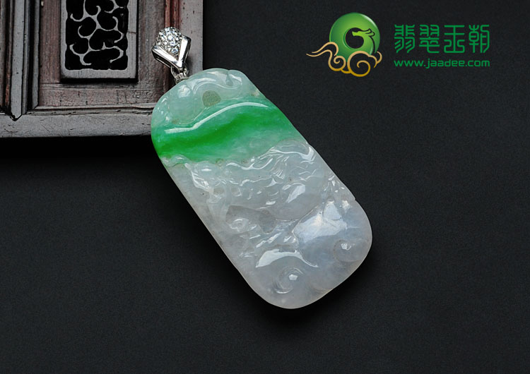 糯冰种飘翠缅甸翡翠“头顶青天”龙牌挂件