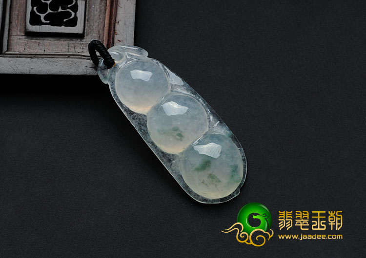 冰种飘花缅甸翡翠四季豆挂件