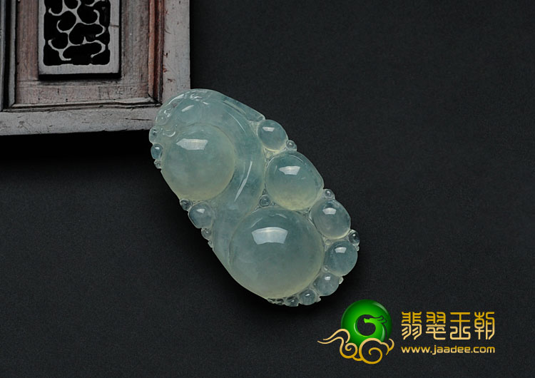 冰种晴水缅甸翡翠古龙戏珠挂件