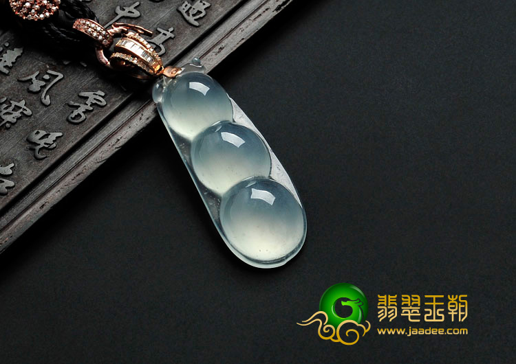 冰玻种淡晴水缅甸翡翠四季豆挂件