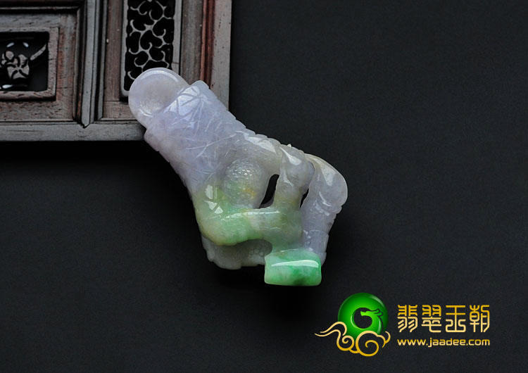 糯冰种春带彩缅甸翡翠机遇在手挂件