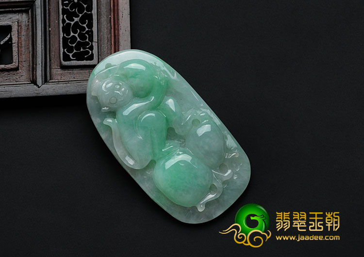 糯冰种豆色缅甸翡翠灵猴献寿挂件