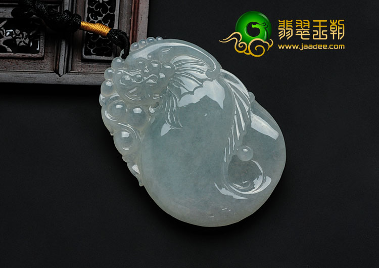 糯冰种晴水缅甸翡翠鱼龙挂件