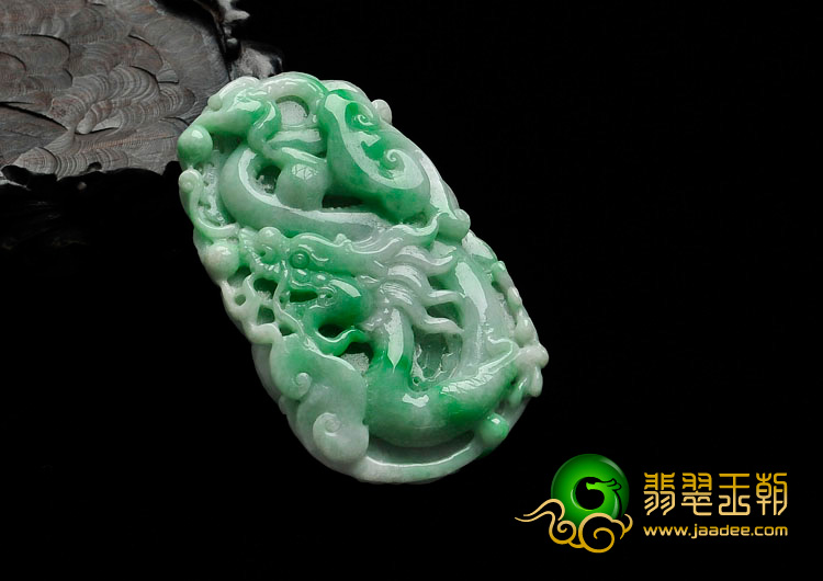 糯冰种翠色缅甸翡翠龙牌挂件