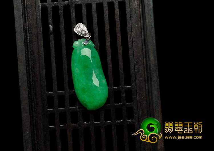 糯冰种阳绿满绿缅甸翡翠福瓜挂件