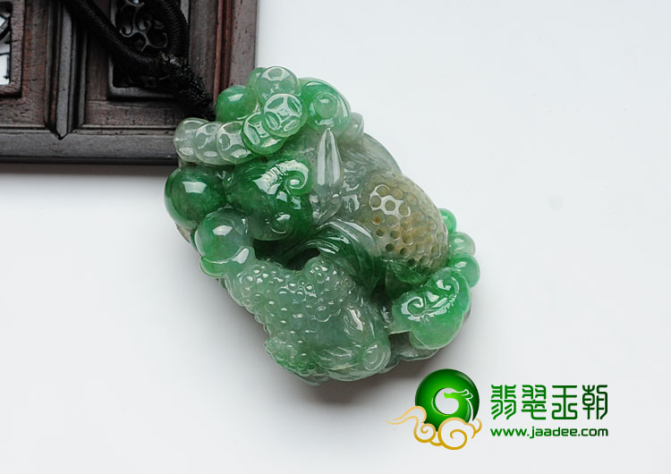 (超值推荐)糯冰种翠色缅甸翡翠连年进财挂件