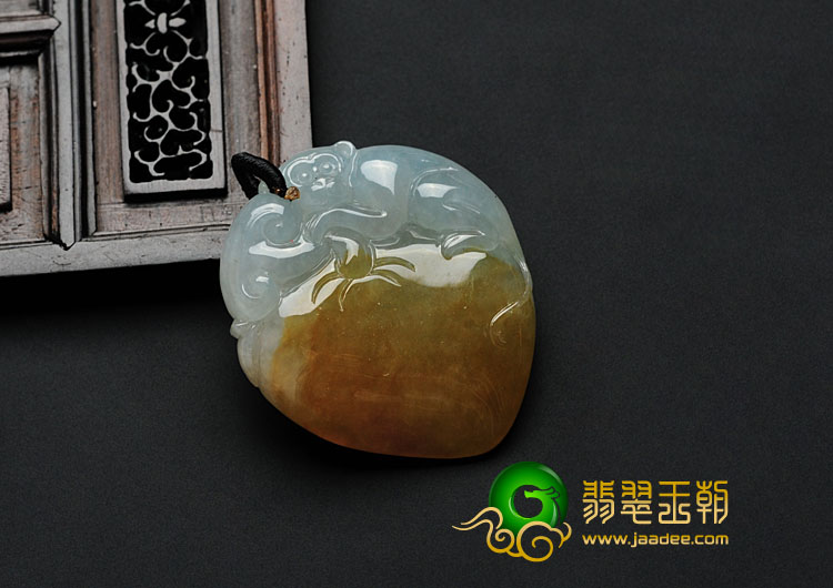 糯冰种黄翡缅甸翡翠灵猴献寿挂件