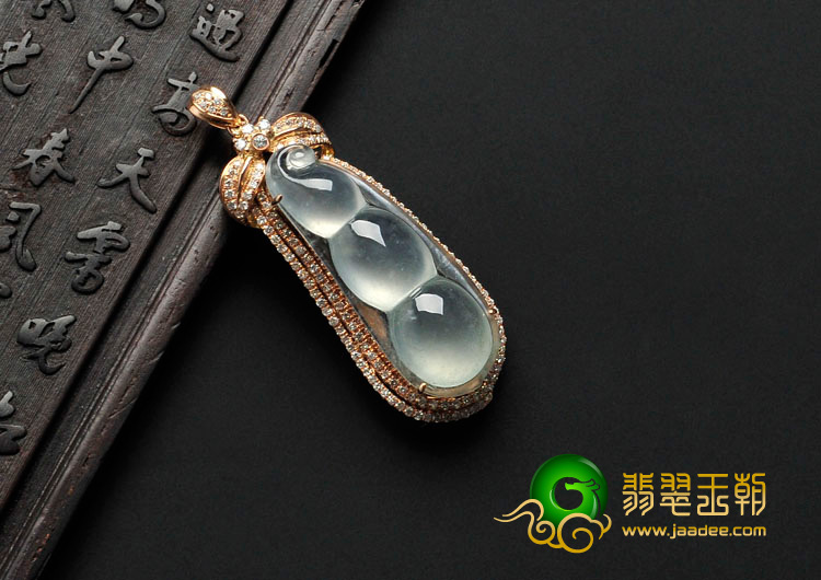 冰玻种缅甸翡翠镶玫瑰金四季豆胸坠（真钻）
