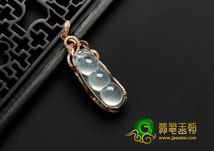 冰种缅甸翡翠镶玫瑰金四季豆胸坠（真钻）