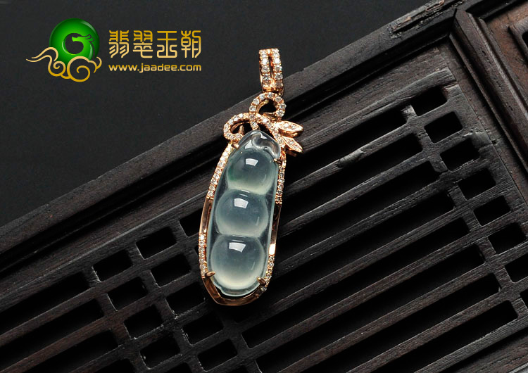 冰玻种晴水缅甸翡翠镶玫瑰金四季豆胸坠（真钻）