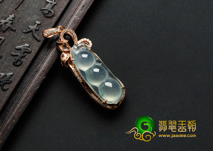 冰玻种晴水缅甸翡翠镶玫瑰金四季豆胸坠（真钻）