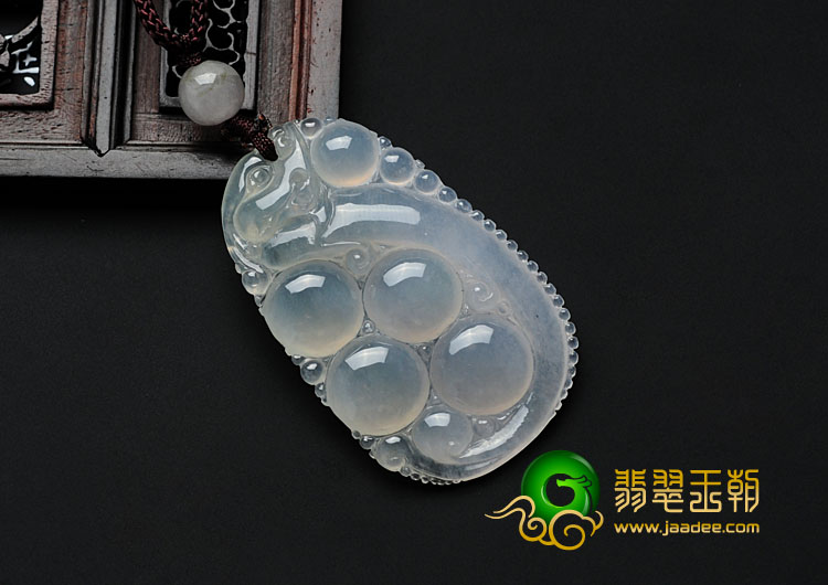 冰种淡晴水缅甸翡翠古龙戏珠挂件