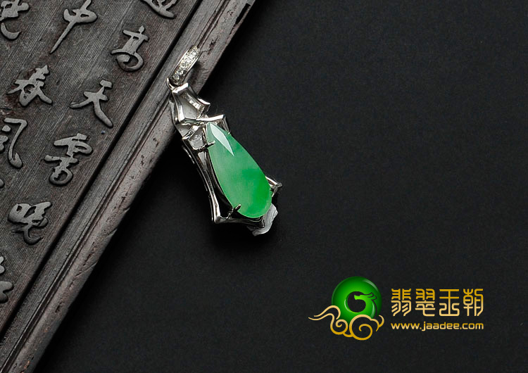 冰种飘翠满绿缅甸翡翠镶白金胸坠（真钻）