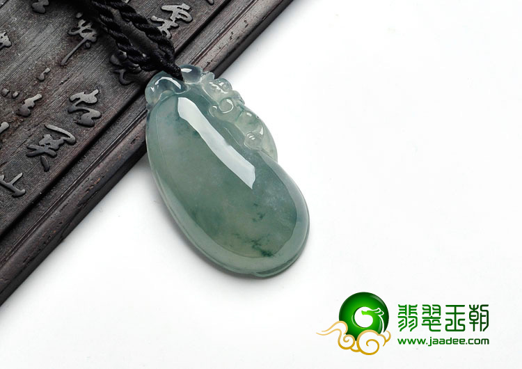 冰种飘花缅甸翡翠福瓜挂件