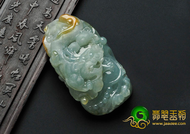 糯冰种晴水略带黄翡缅甸翡翠龙霸天下挂件