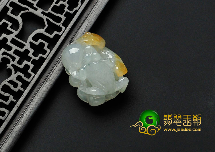 冰种三彩缅甸翡翠金蟾送宝挂件