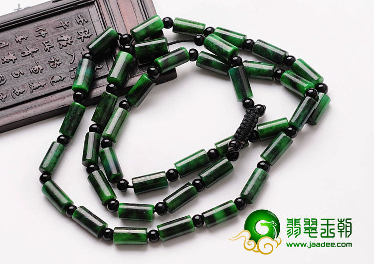 糯冰种浓绿缅甸翡翠干青项链