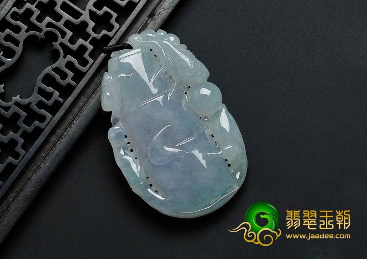 冰种淡春带彩缅甸翡翠节节高挂件