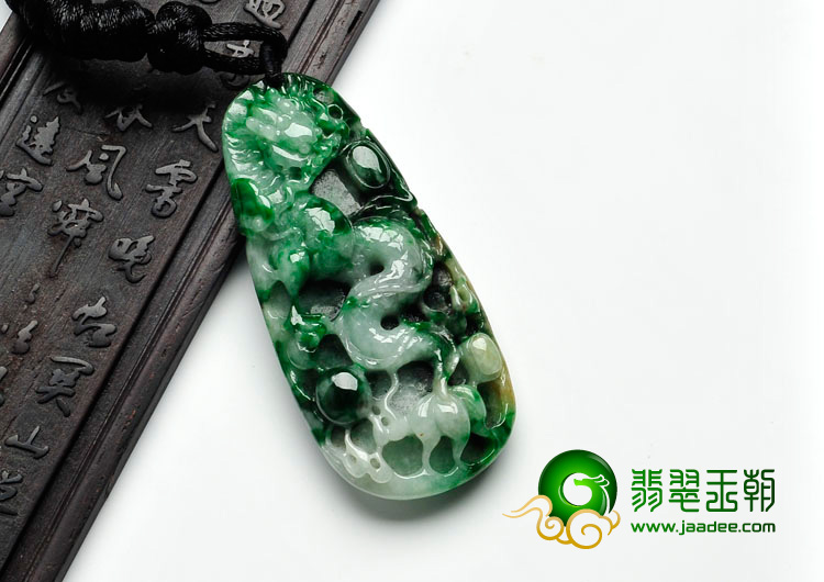 细糯种翠色缅甸翡翠龙行如意挂件