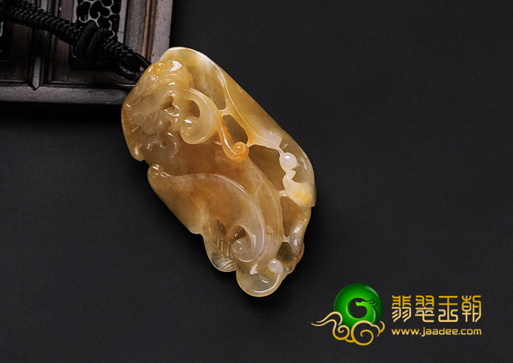 糯冰种黄翡缅甸翡翠飞龙在天挂件
