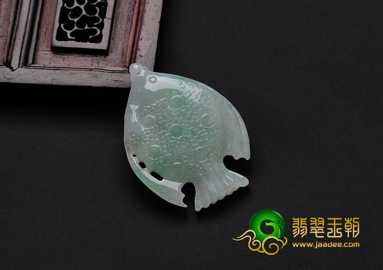 糯冰种豆色缅甸翡翠鱼挂件