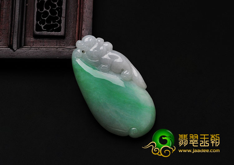 糯冰种豆色缅甸翡翠福瓜挂件
