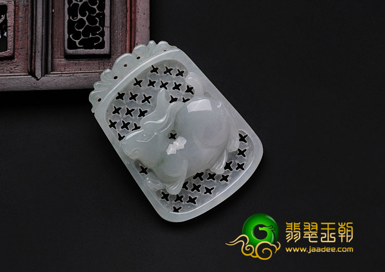 糯冰种淡晴水缅甸翡翠玉兔牌挂件